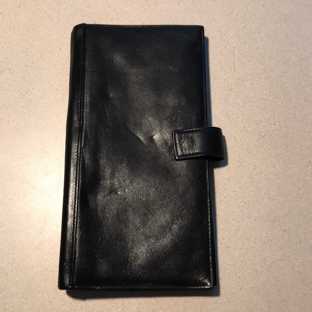 Tumi large wallet sz 9” x 5”. Black leather.